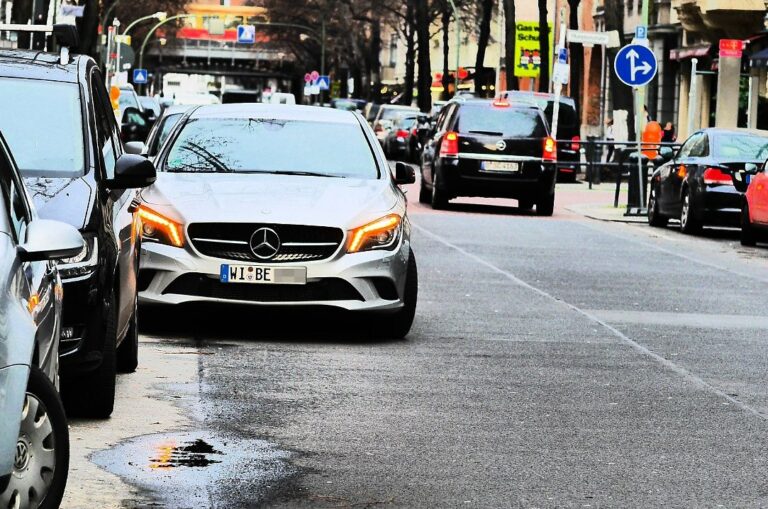 welche fahrzeuge dürfen auf fahrbahnen in zweiter reihe halten