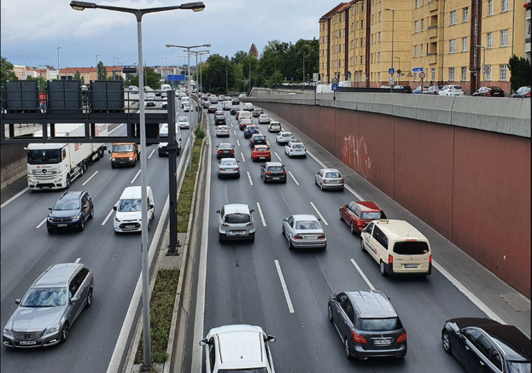 in welchen fällen dürfen sie eine straßenbahn links überholen